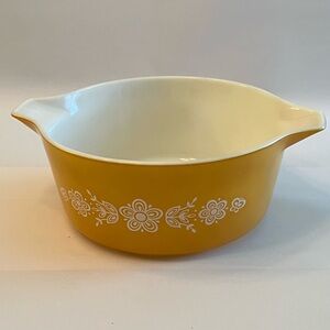 Vintage Pyrex 2 1/2 quart Golden Butterfly White Flowers Bakeware Casserole Dish